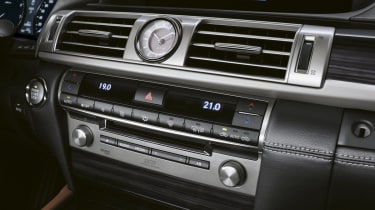 Lexus LS 460L centre console