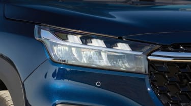 Suzuki S-Cross - headlights