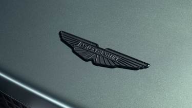 Aston Martin Dreadnought - badge