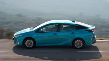 Toyota Prius Plug-In 2017 - side tracking