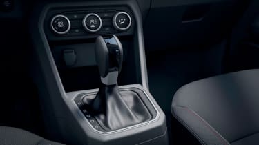Dacia Jogger Hybrid 140 - gear lever