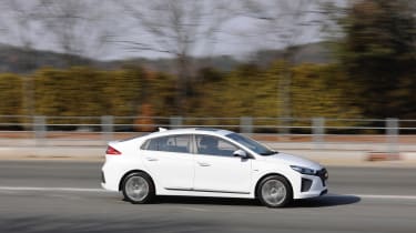 Hyundai Ioniq hybrid 2016 review - side tracking