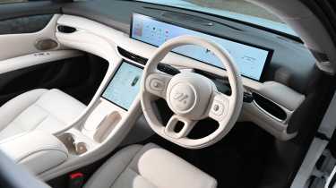 MG IM5 - interior