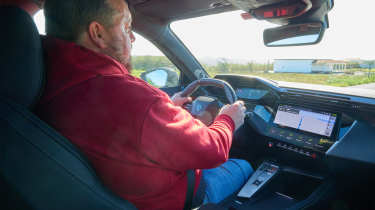 Peugeot 308 Hybrid GT Premium - driving