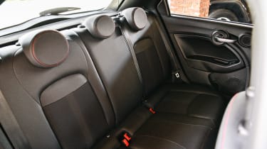 Fiat 500 X Sport - seats