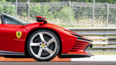 Ferrari Daytona SP3 - front o/s wheel