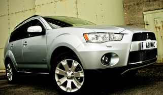 Mitsubishi Outlander front three-quarters