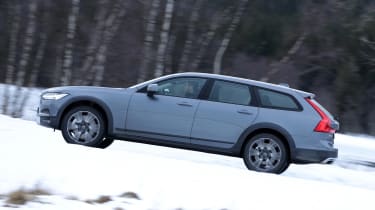 Volvo V90 Cross Country - side action