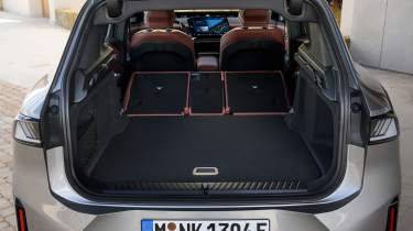 BMW iX3 50 xDrive - boot seats down