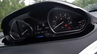 Peugeot 208 e-HDi dials