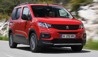 Peugeot Rifter front tracking