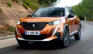 Peugeot 2008 - front tracking