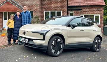 Volvo EX30 Extended Range RWD - front outside house