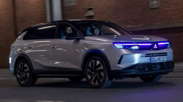 Prototype Vauxhall SUV - dynamic angled purple hand light