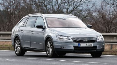 Skoda Superb Combi 2015 spyshots front