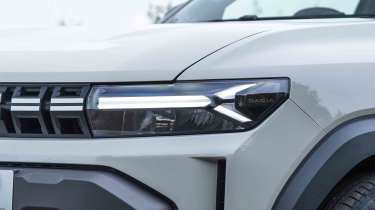 Dacia Duster - head light