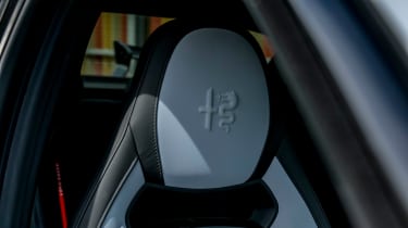 Alfa Romeo Giulia Quadrifoglio Luna Rossa - head restraint