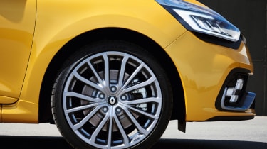 Renault Clio RS - front wheel detail
