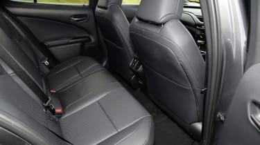 Lexus UX 250 Takumi - rear seats