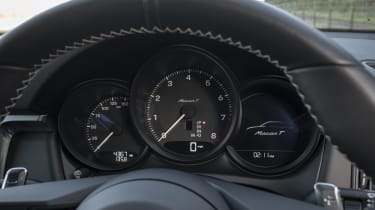 Porsche Macan T - dials