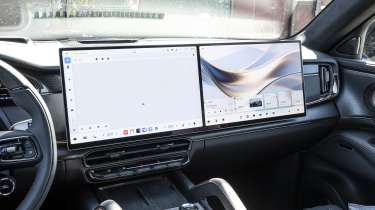 New Zeekr 8X plug-in hybrid - infotainment screen 