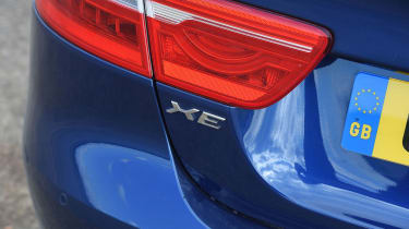 Jaguar XE - badge