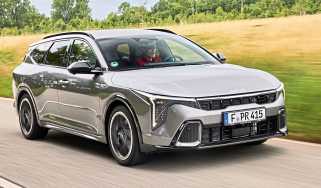 Kia K4 Sportswagon - front tracking
