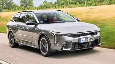 Kia K4 Sportswagon - front tracking