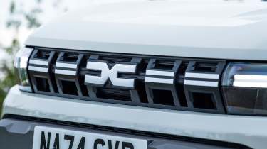 Dacia Duster - front grille