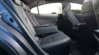 Lexus ES 300h - rear seats