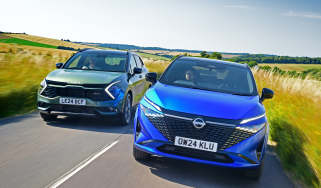 Nissan Qashqai and Kia Sportage - front tracking 