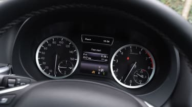 Infiniti Q30 Sport AWD 2016 - dials