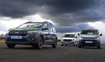 Dacia Jogger vs Toyota Proace City Verso vs Ford Tourneo Connect - group tracking shot