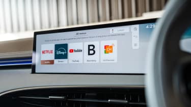 Genesis GV70 Electrified - screen