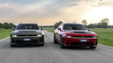 Dodge Charger Daytona and Sixpack - front tracking 