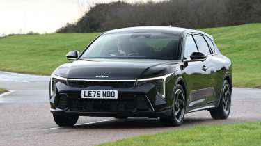 Kia K4 - front cornering