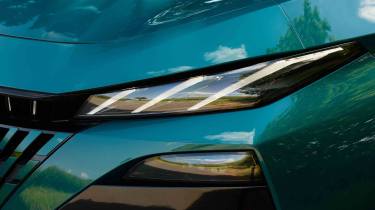 Peugeot E-308 - head light detail