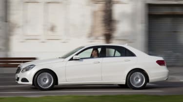 Mercedes E-Class saloon panning