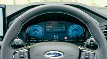 Ford Kuga FHEV - digital display 