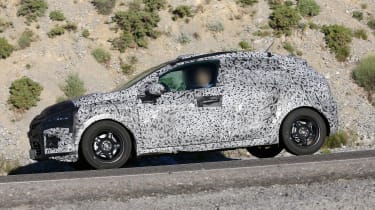 Renault Clio spied - side