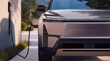 Toyota Highlander BEV - front lights charging