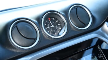 Suzuki Vitara - clock