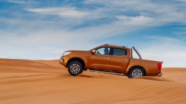Nissan NP300 Navara pick-up dune - sand driving 3