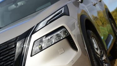 Nissan X-Trail - headlight