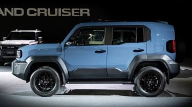 Toyota Land Cruiser FJ - blue side profile