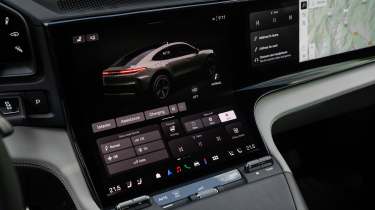 Porsche Cayenne Coupe - screen