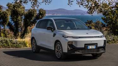 New Leapmotor B10 Hybrid EV - front static 