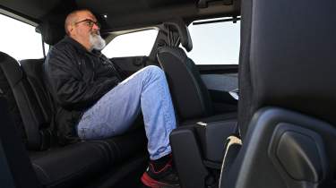 Peugeot E-5008 - third row