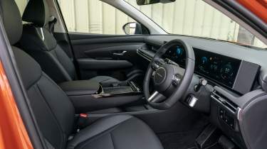 New Hyundai Tucson hybrid - front seats 