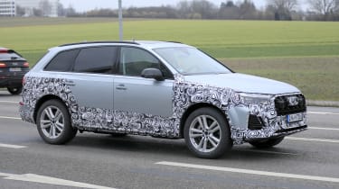 Audi Q7 facelift spy shots - driving